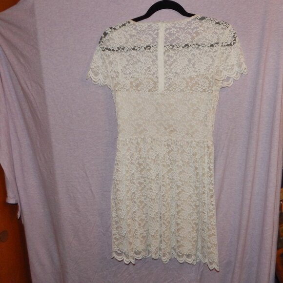 Express Cream Lace Overlay With Cap Sleeves Dress Size 6 - Picture 4 of 4